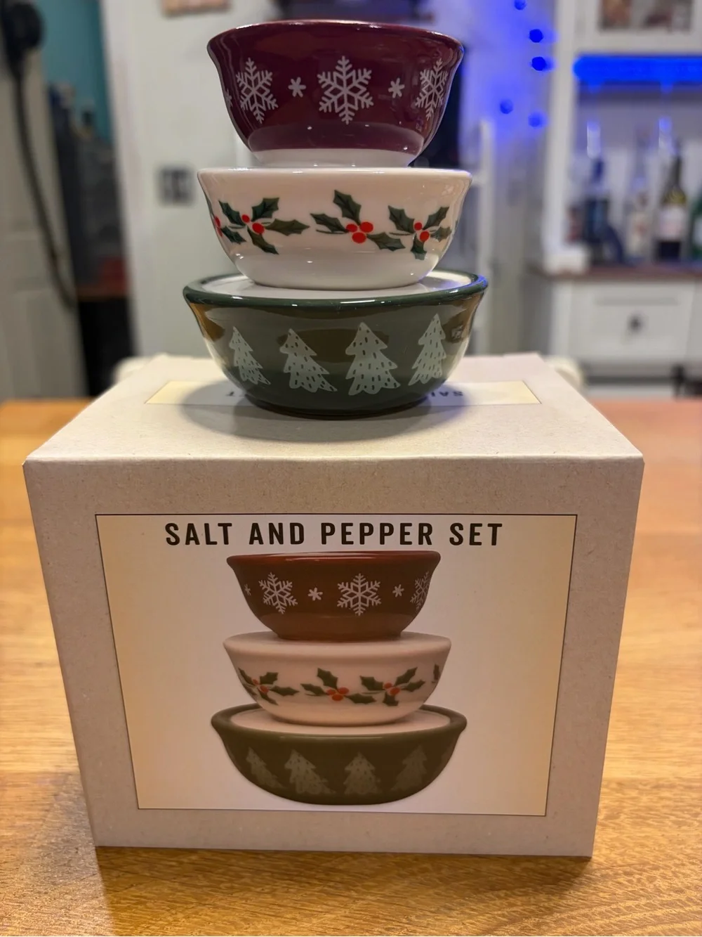 Set of 2 Cracker Barrel salt & pepper shakers Holiday 2026. 1 mixing bowl, 1 pie